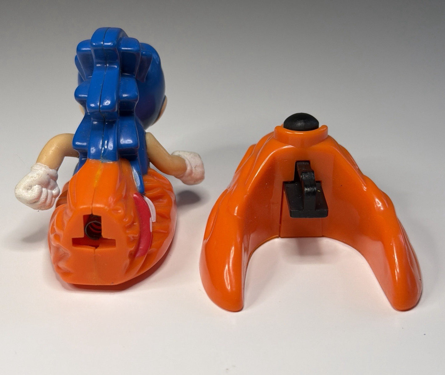 Vintage 1993 Sega Sonic the Hedgehog w/Flame Base Launcher plastic toy WORKS