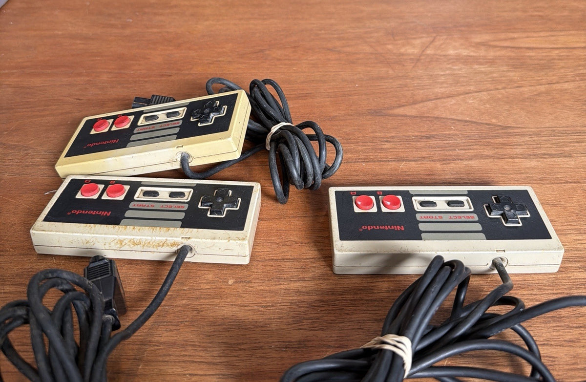 Nintendo NES Console w/ 3 Controllers & All Cords, UNTESTED, Parts & Repair