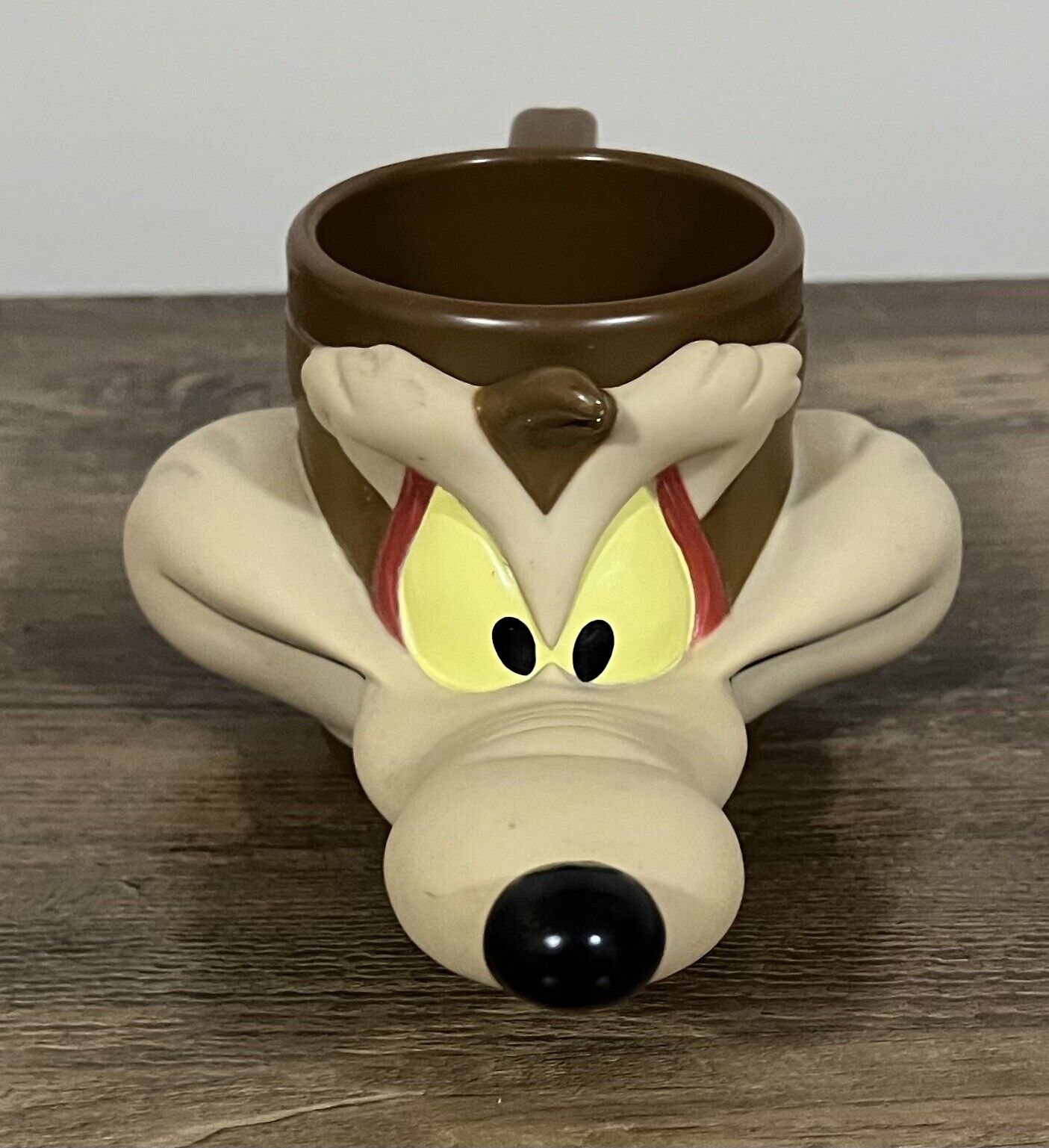 VINTAGE LOONEY TUNES WILE E COYOTE ROAD RUNNER PLASTIC MUG CUP 1992