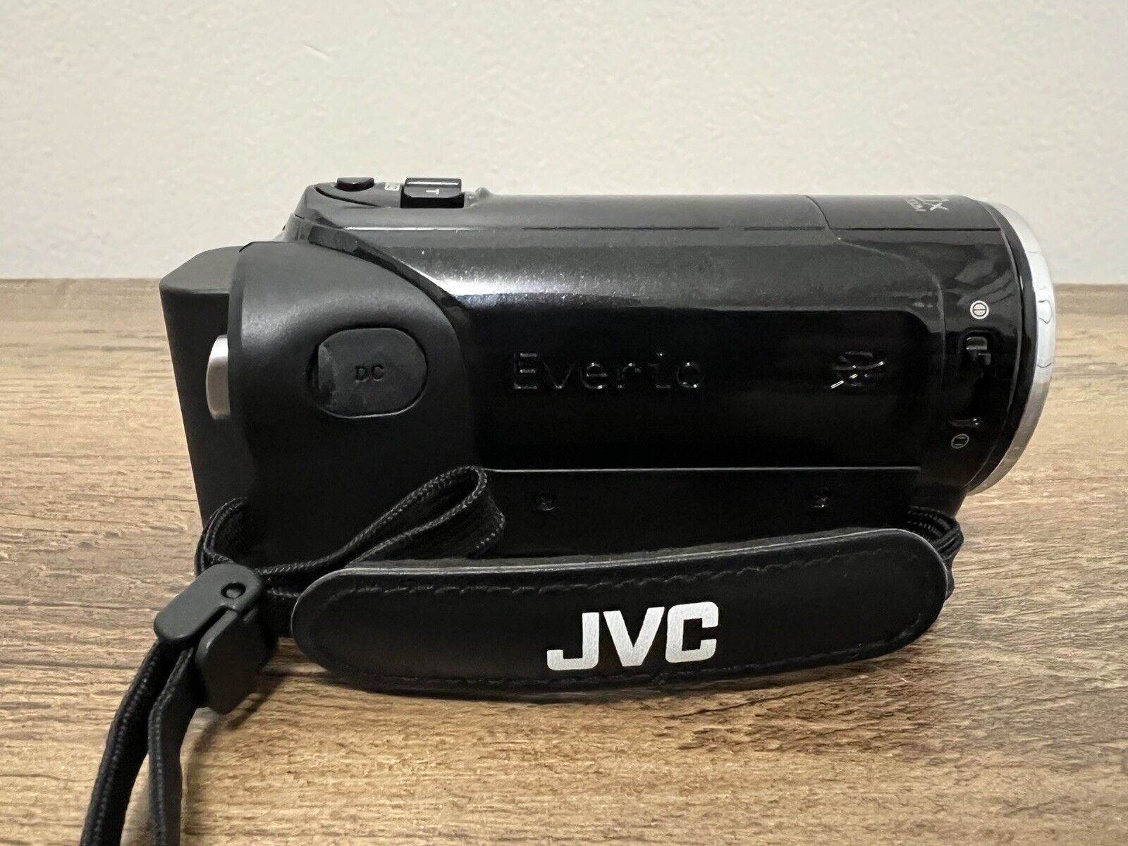 JVC Everio GZ-HM30 HM30BU AVCHD Camcorder with Battery Cords And Box