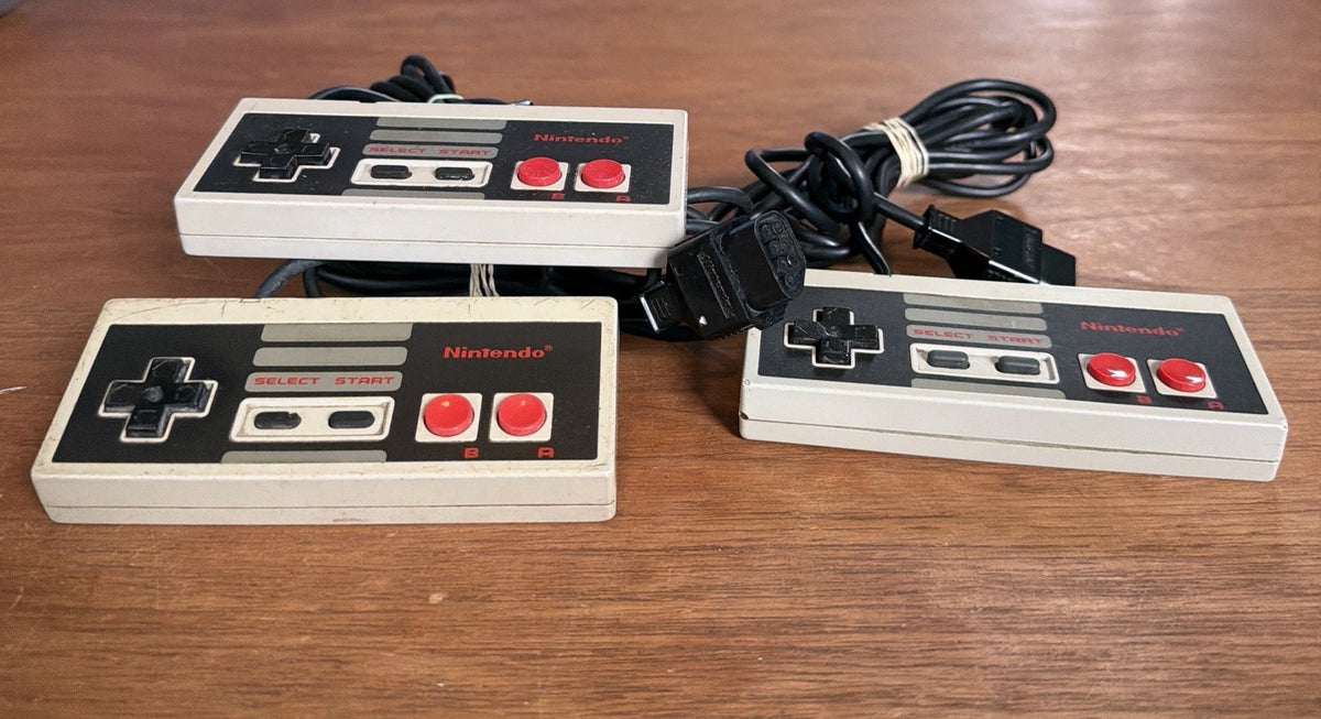 Nintendo NES Console w/ 3 Controllers & All Cords, UNTESTED, Parts & Repair