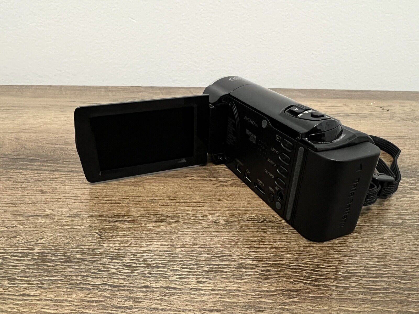 JVC Everio GZ-HM30 HM30BU AVCHD Camcorder with Battery Cords And Box