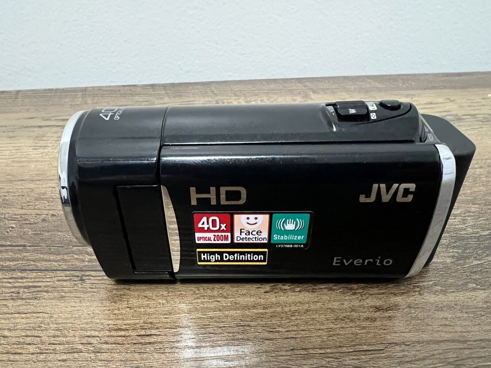 JVC Everio GZ-HM30 HM30BU AVCHD Camcorder with Battery Cords And Box