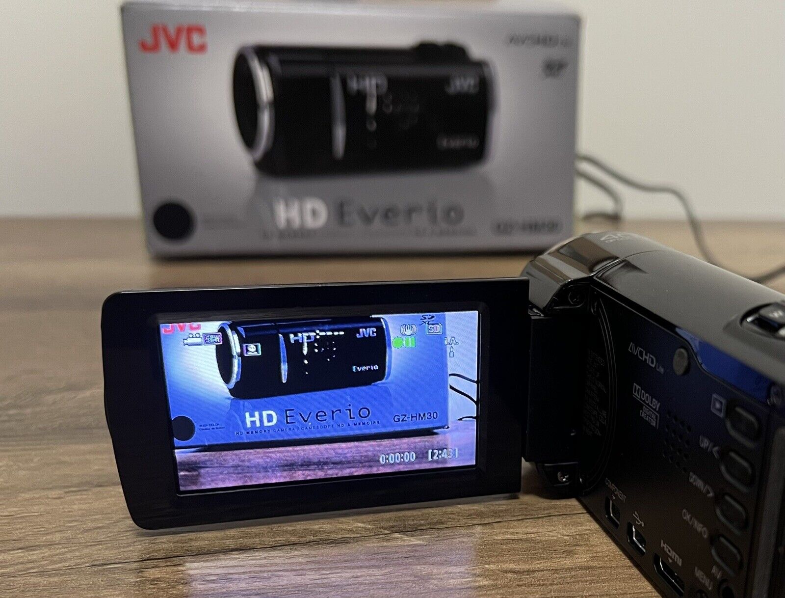 JVC Everio GZ-HM30 HM30BU AVCHD Camcorder with Battery Cords And Box