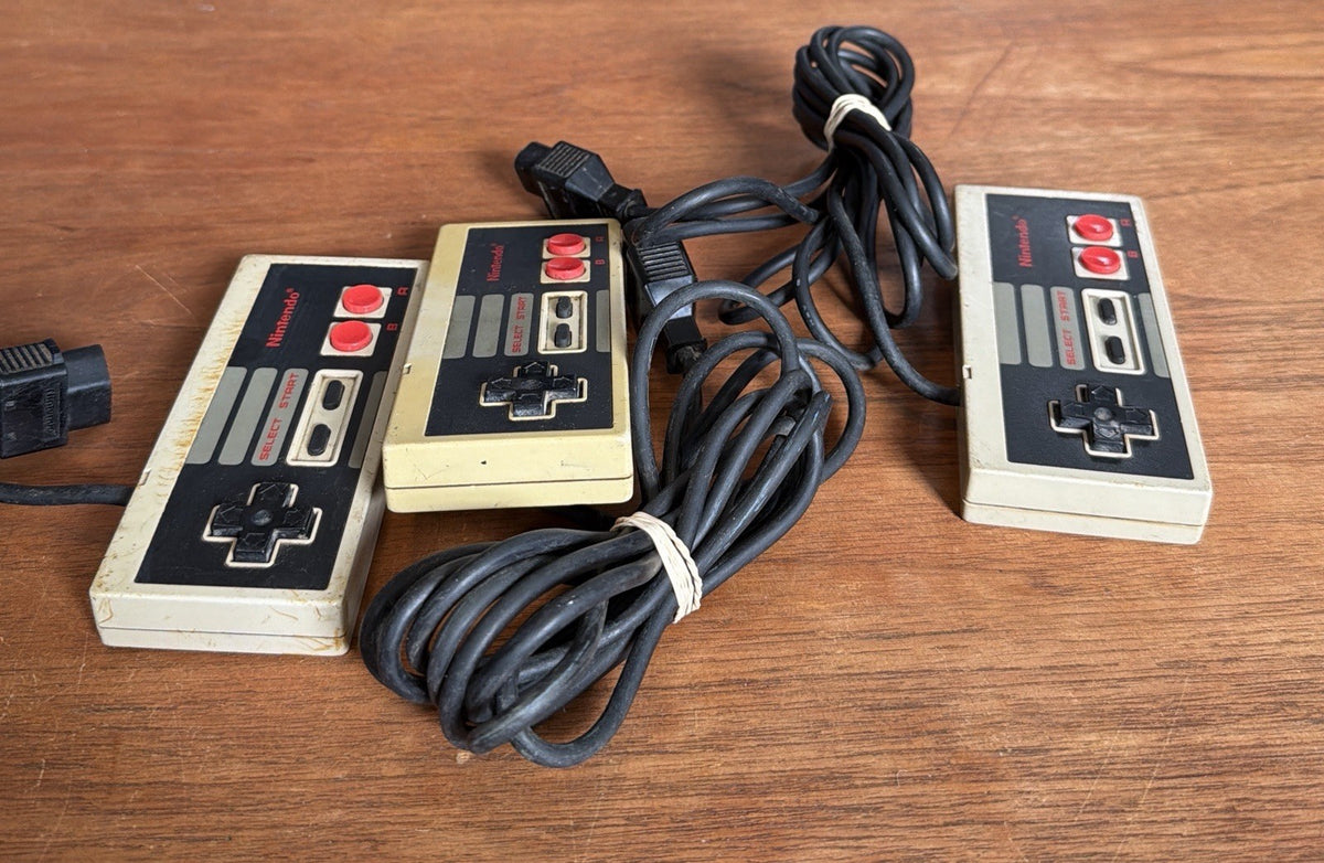Nintendo NES Console w/ 3 Controllers & All Cords, UNTESTED, Parts & Repair