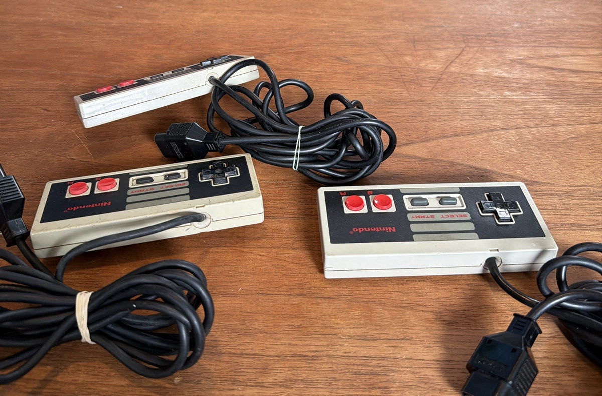 Nintendo NES Console w/ 3 Controllers & All Cords, UNTESTED, Parts & Repair